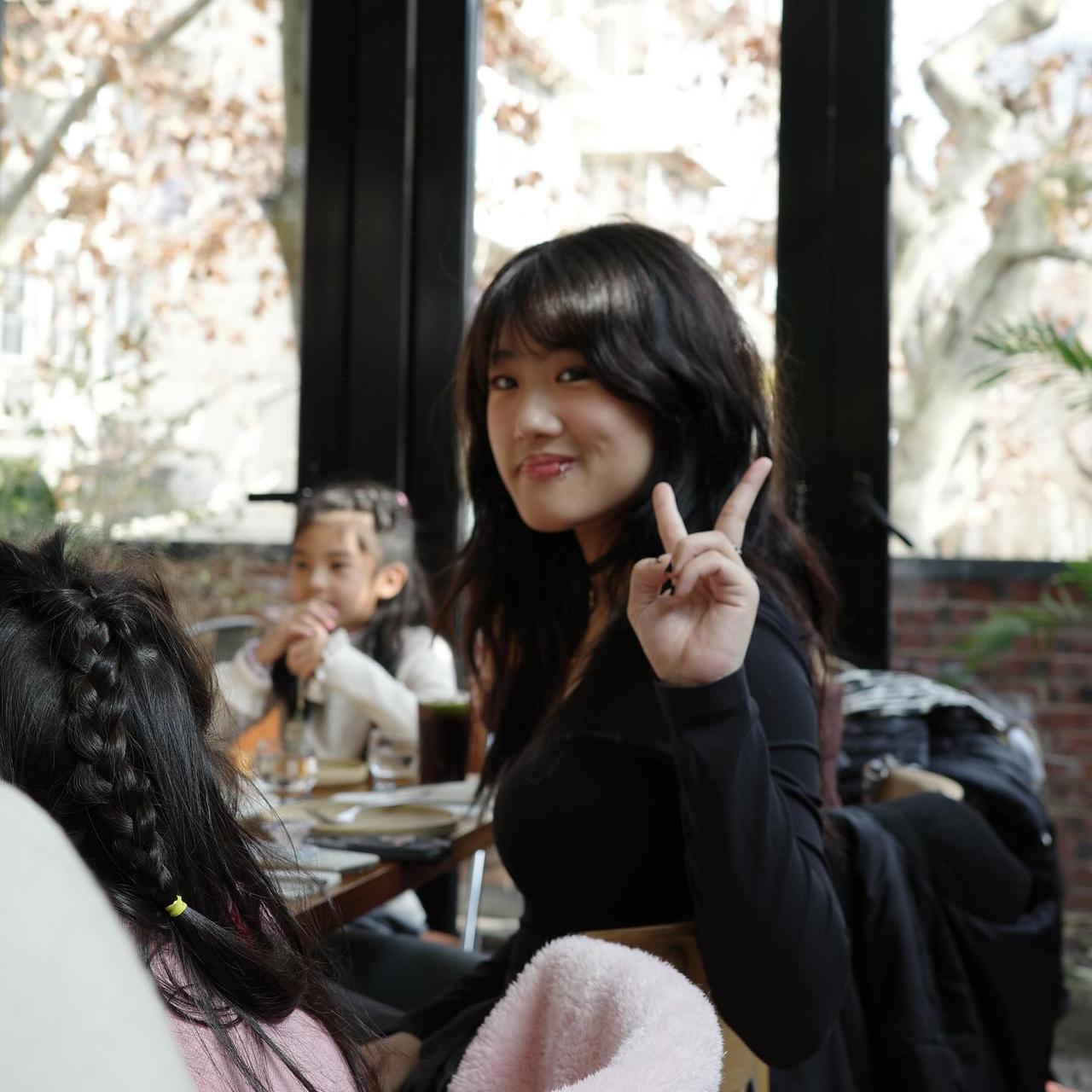 她是著名女星贾静雯和孙志浩的女儿，在2005年在中国香港出生，父母当年离婚后，父