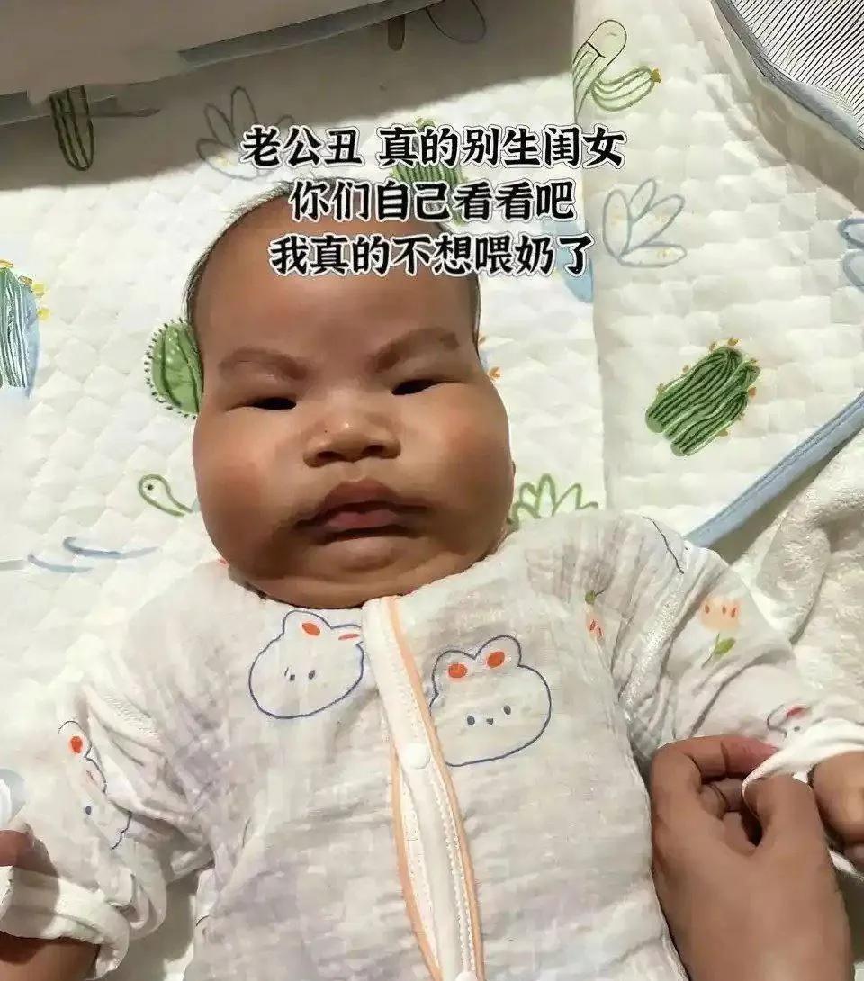 孩子的颜值到底是由爸爸决定，还是由妈妈决定呢？这个孩子长得像一位明星，年纪虽小却