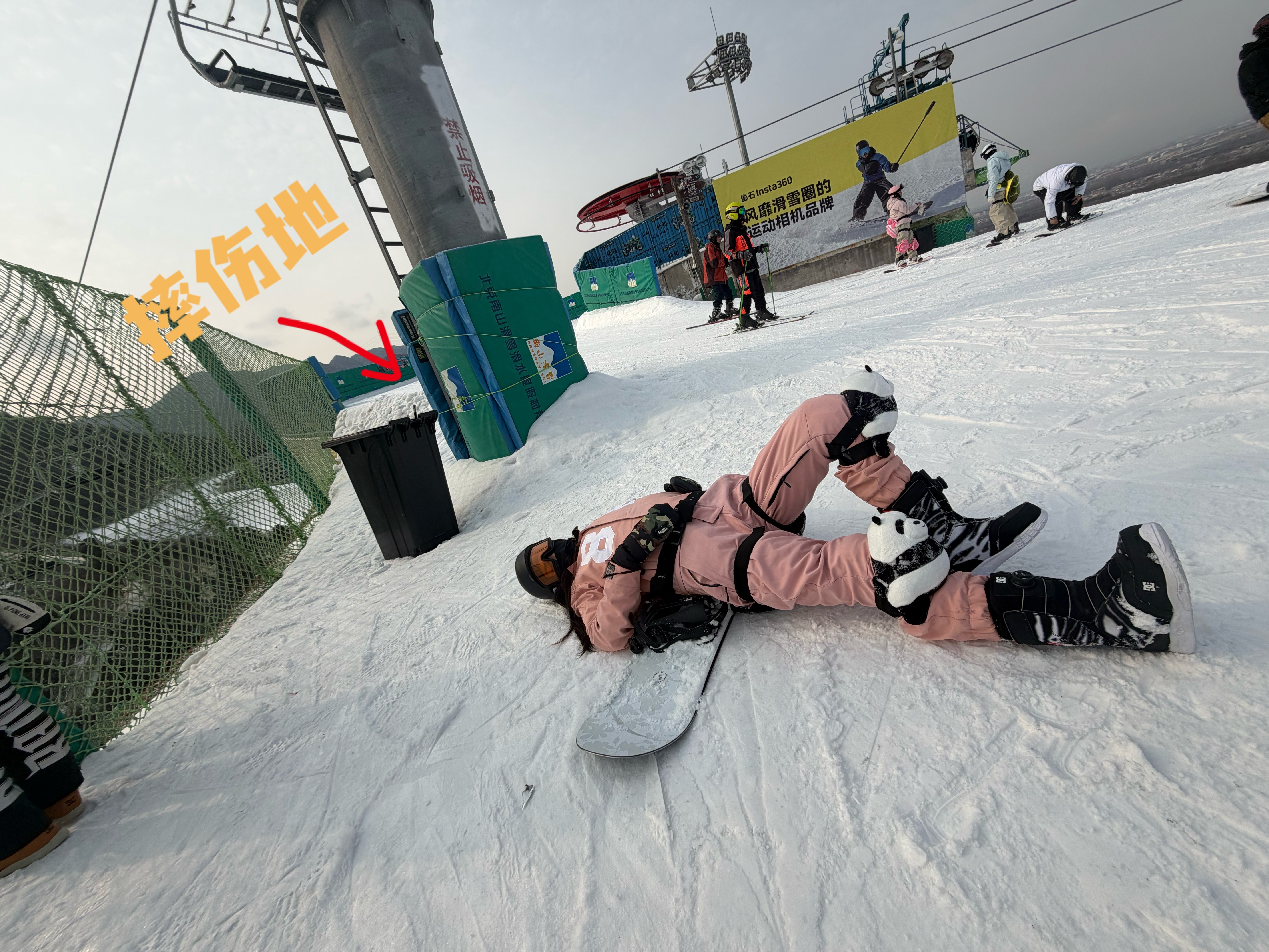 跟大家再还原一下我昨天是怎么摔伤的！图一是坐缆车去中级道的路上，还在兴致勃勃跟朋