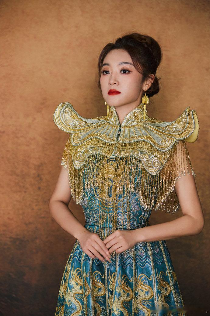 王小玮把故宫元素带上戛纳红毯从服饰到内涵都太有格调，中式美学真的从不输场 