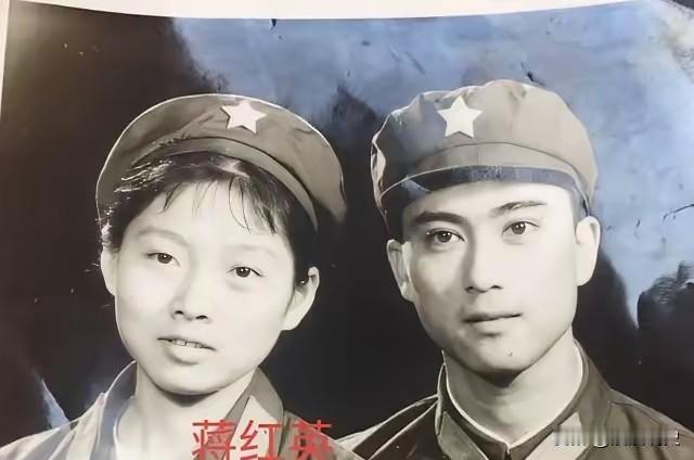 1987年，蒋红英在店里买菜，无意说起自己曾经是红军。店小妹也很健谈，聊起老红军
