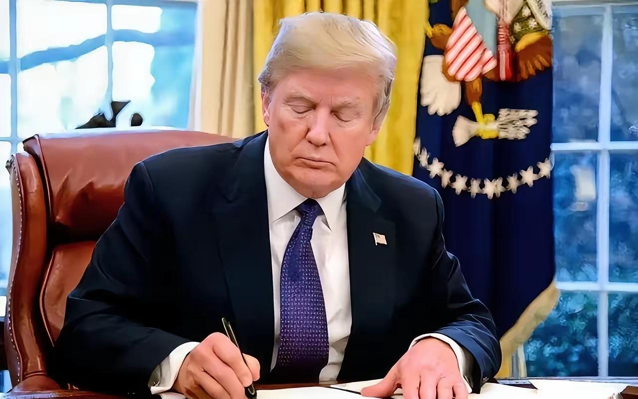 特朗普恐怕没料到，大批军火还没运抵台岛，中方一招直打美国七寸。12月26日，我外