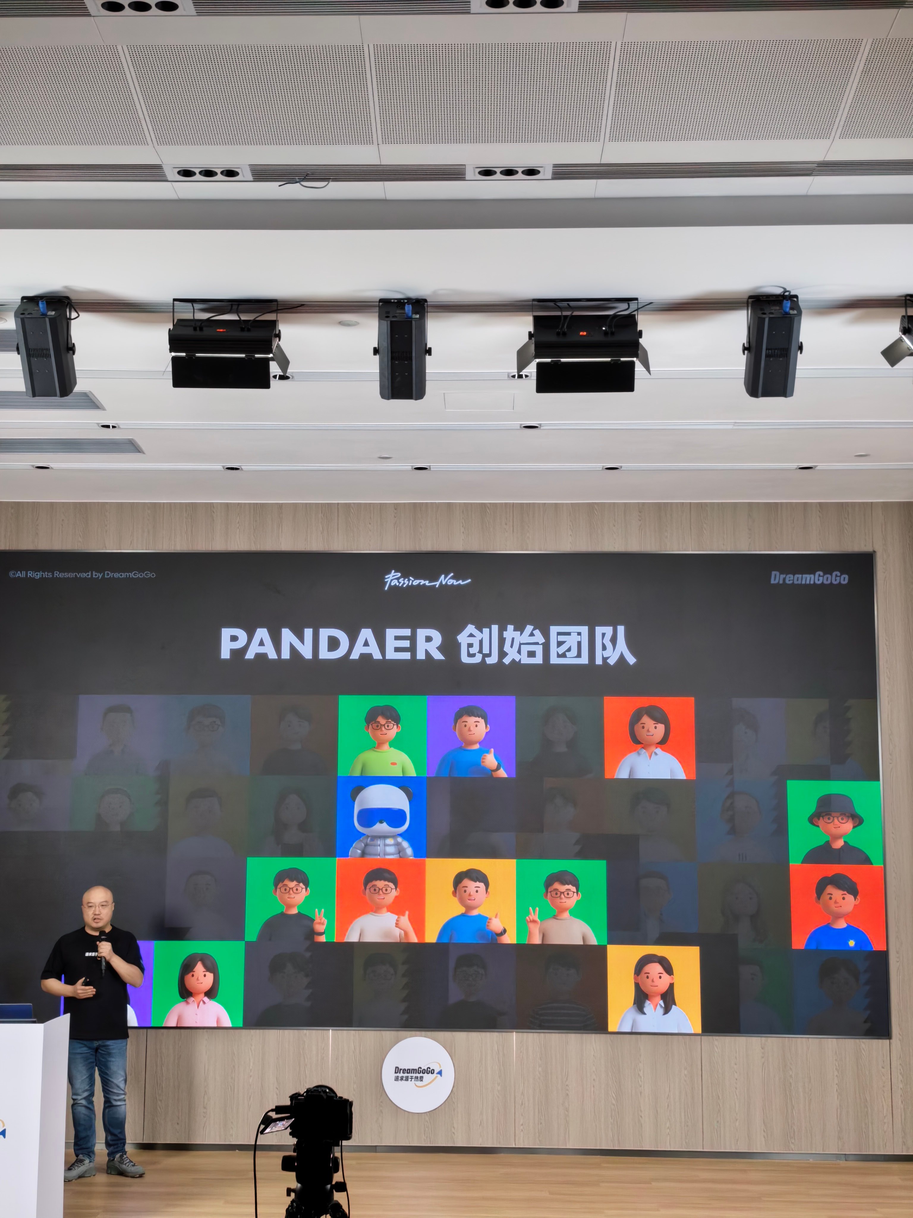 追求源于热爱公司名字的含义，以及团队构成。万总现场号召“魅二代”来体验和感受，加