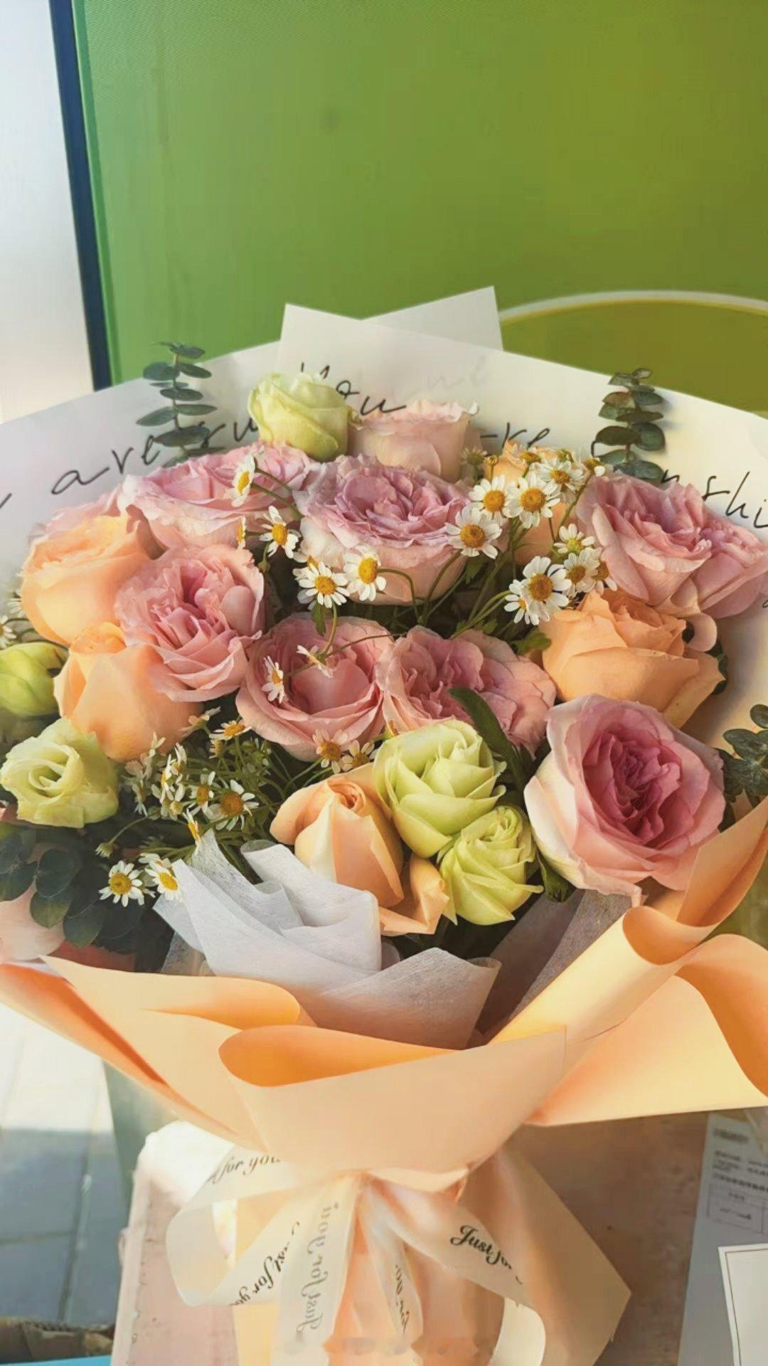 祝福说了花送了蛋糕买了视频打了到头来“又给我买了什么”“花是你买的吗”“就别买了