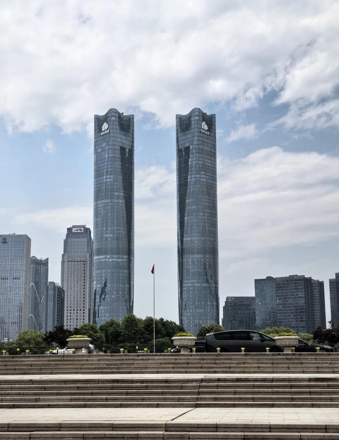 确实名不虚传！南昌双子塔（绿地中心303）有够硬核：
- ✅ 高度地标：303米