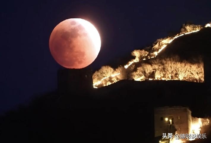 起床到底是先喝水还是先吃饭?
早起先喝一杯温开水是最好的，因为睡了一晚上血液流动