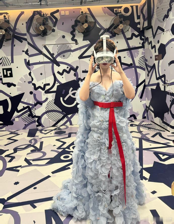 #虞书欣体验苍兰诀VR##虞书欣与小兰花再次相遇# ​​​虞书欣体验苍兰诀 VR