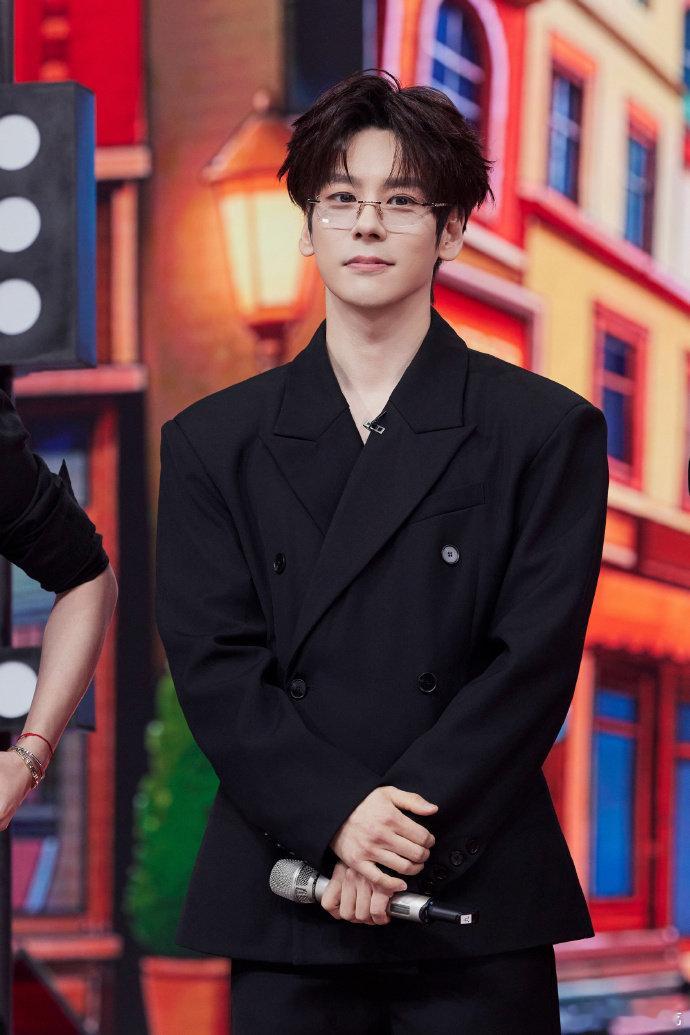 魏哲鸣完全是智性恋天菜年上成熟感＋高智商双加持，温柔又理智，好感度直接拉满。魏哲