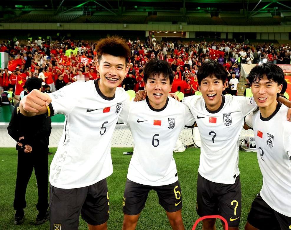 国足的希望不在脚下，竟在膝盖上。
 
这事就发生在U23亚洲杯半决赛，重庆崽儿向