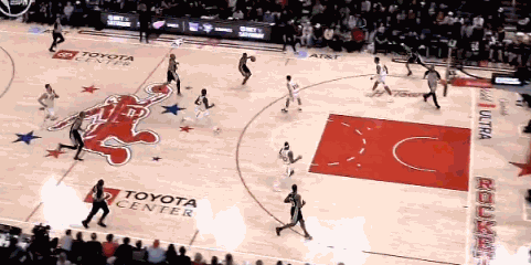 哇塞，文班亚马这个背扣太帅了
尤其是从俯视图的这角度来看，真的太震撼了。
这个进