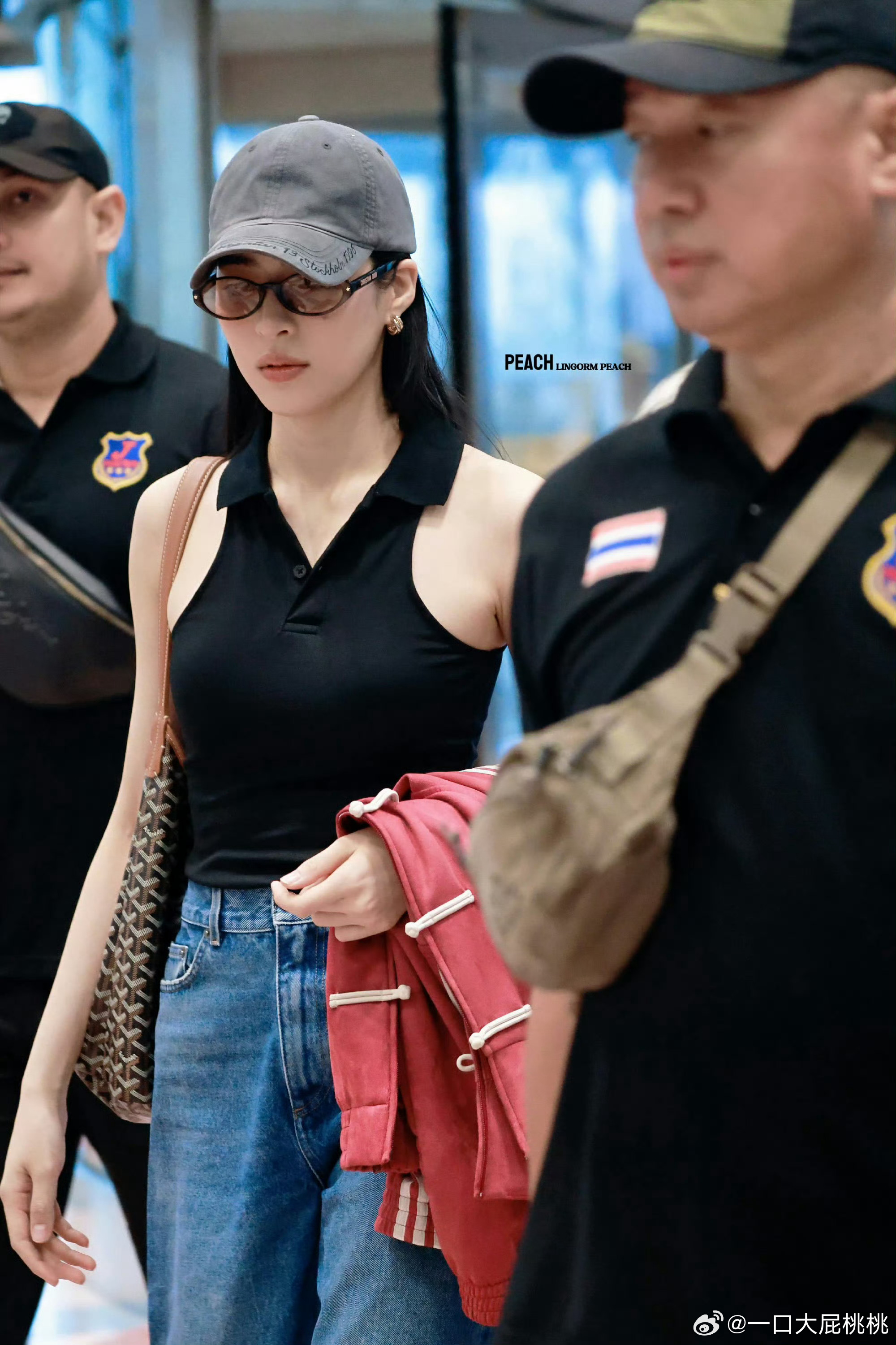 邝玲玲出发新加坡，这黑色露肩上衣真好看 