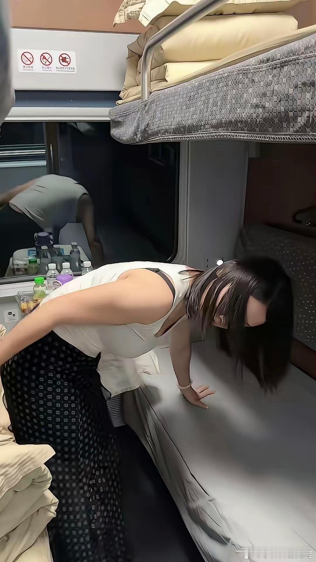 看样子她应该不缺钱吧，为什么不选择坐飞机或者高铁呢？ ​​​
