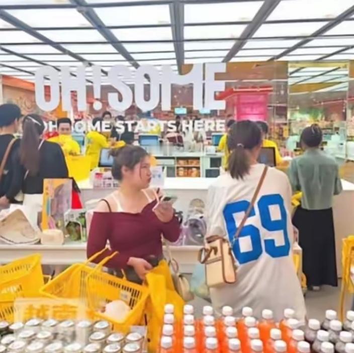 越南真的起飞了吗？
2026年前8月，越南零售服务总额同比上涨13.3%，住宿餐