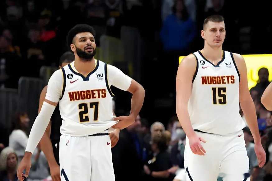 今天最让人震撼的新闻，莫过于丹佛掘金在客场对波特兰开拓者打出的一场“屠杀”级比赛