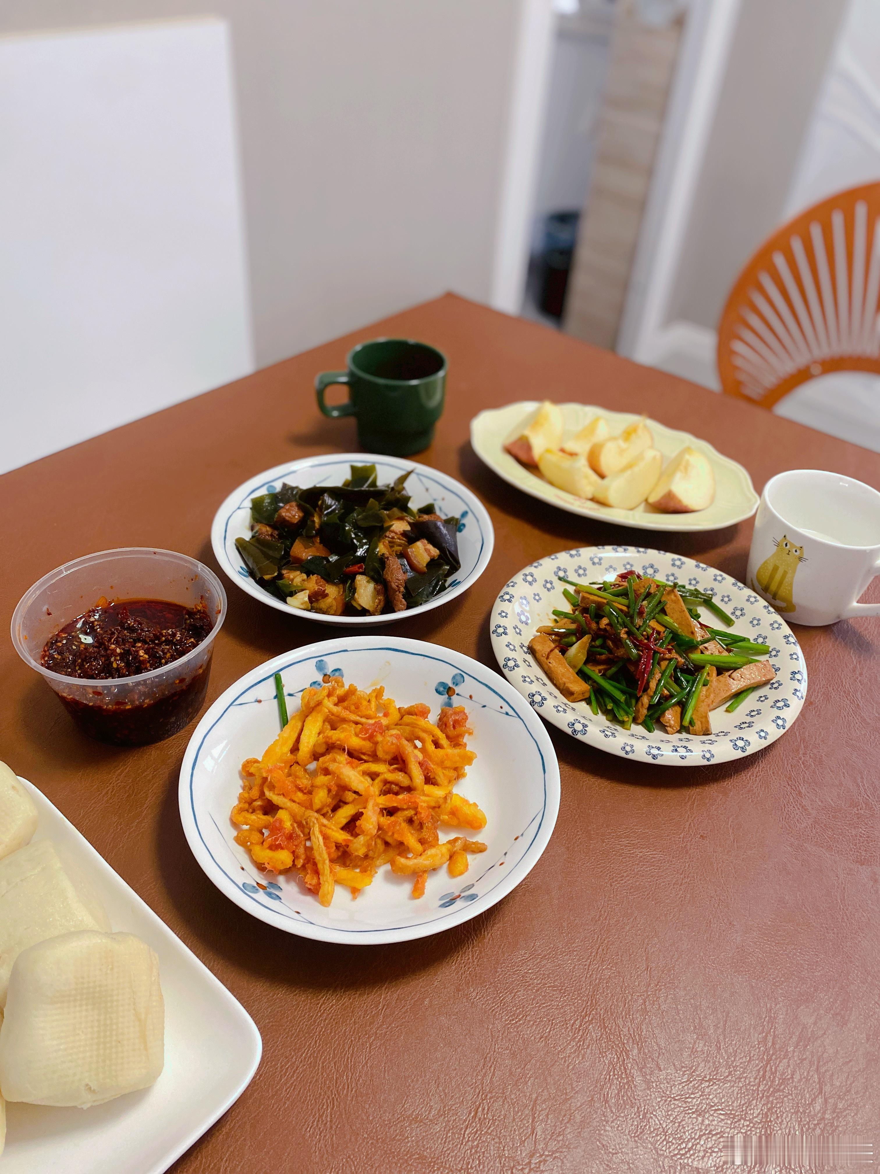 高三生的家常便饭红烧肉炖海带、韭薹炒豆干、炸白菇今日午餐简简单单又一餐家有高中生