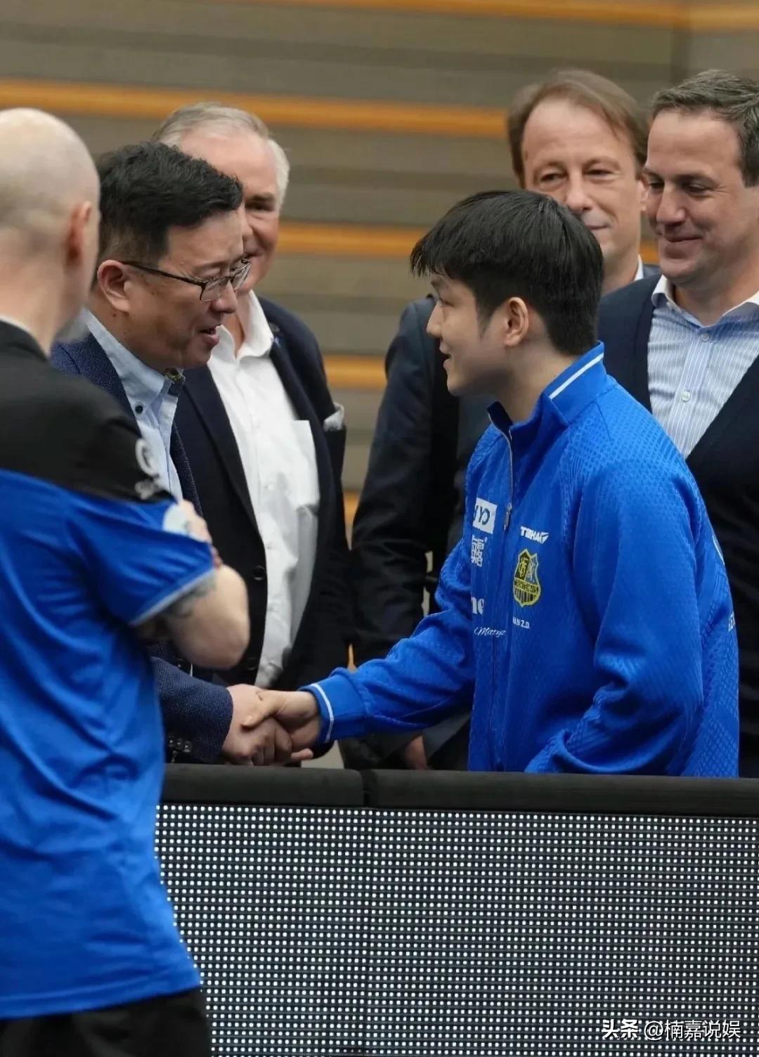 樊振东排面真大啊，驻德国法兰克福总领事，特地来看樊振东打球。
樊振东穿着蓝色队服