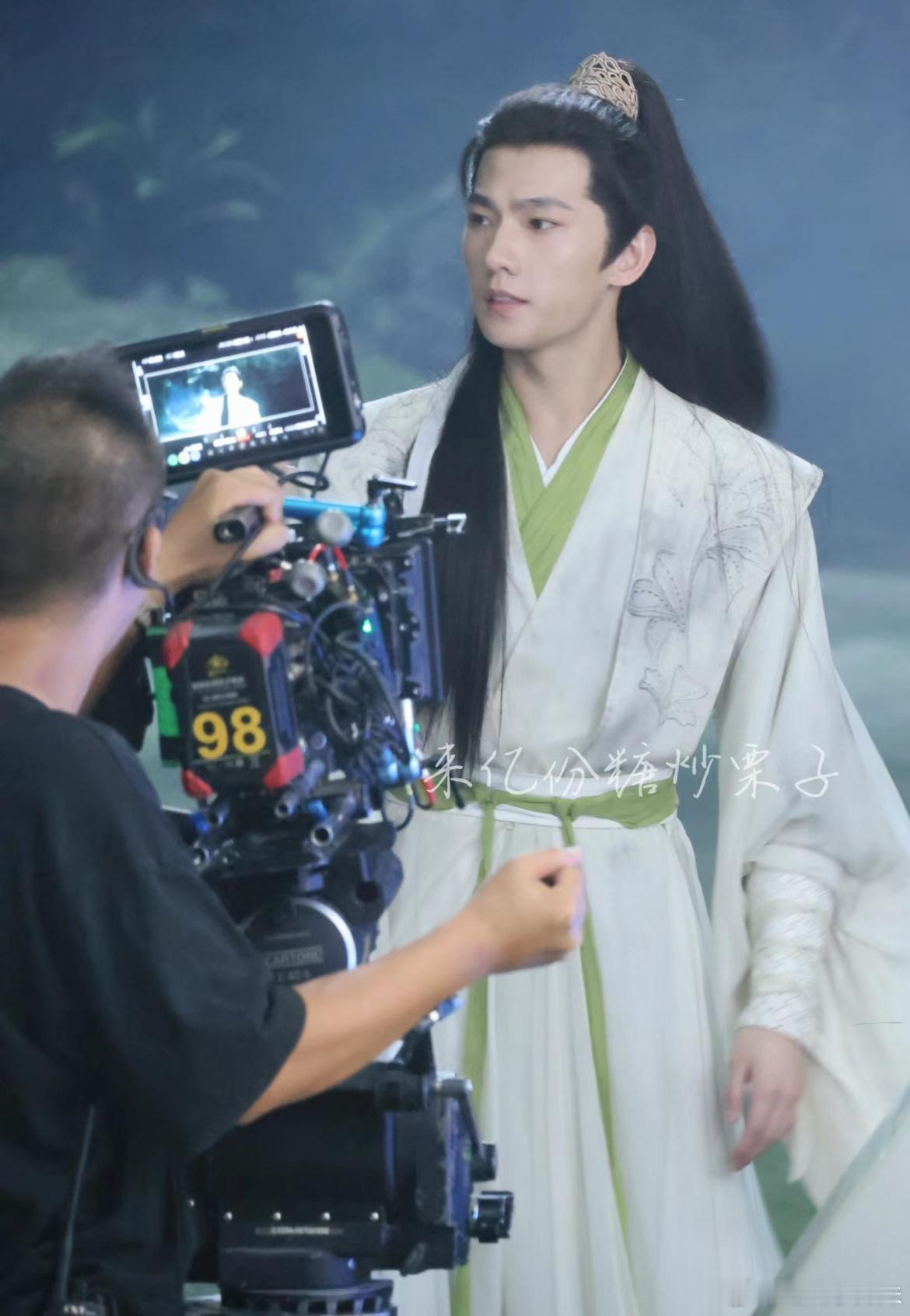 杨洋凡人修仙传路透，男明星穿上嫩绿色也是一副生机勃勃的样子。 ​​​