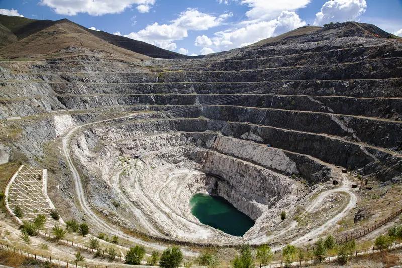 6日消息，甘肃省平凉市崆峒区成功探获一处大型冶镁白云岩矿床，资源总量达7亿吨，标