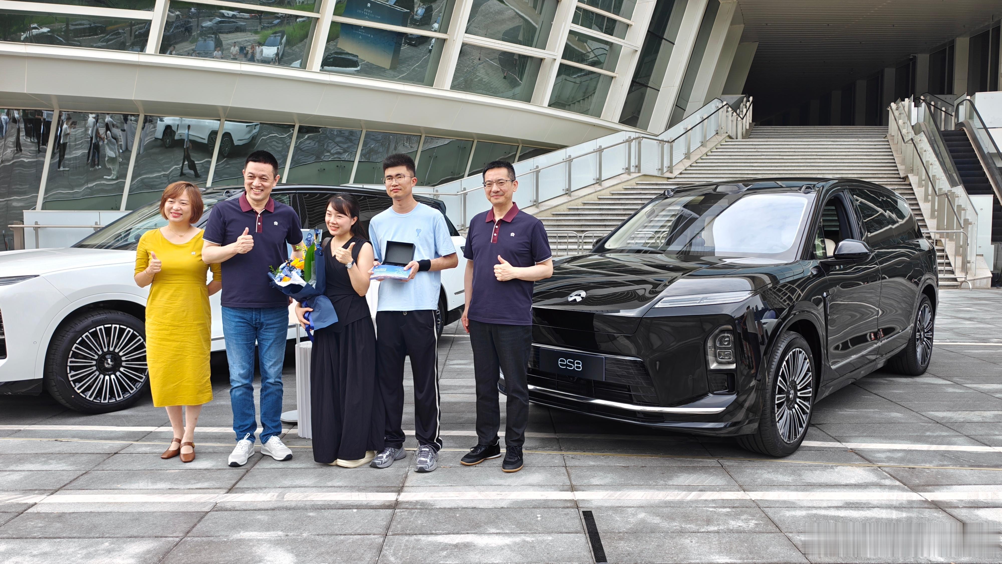 李斌在成都为蔚来ES8车主交车。蔚来李斌
