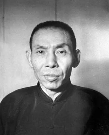杜月笙当年有9辆小汽车，这是什么概念？末代皇帝、首富之子都比不上他有牌面！


