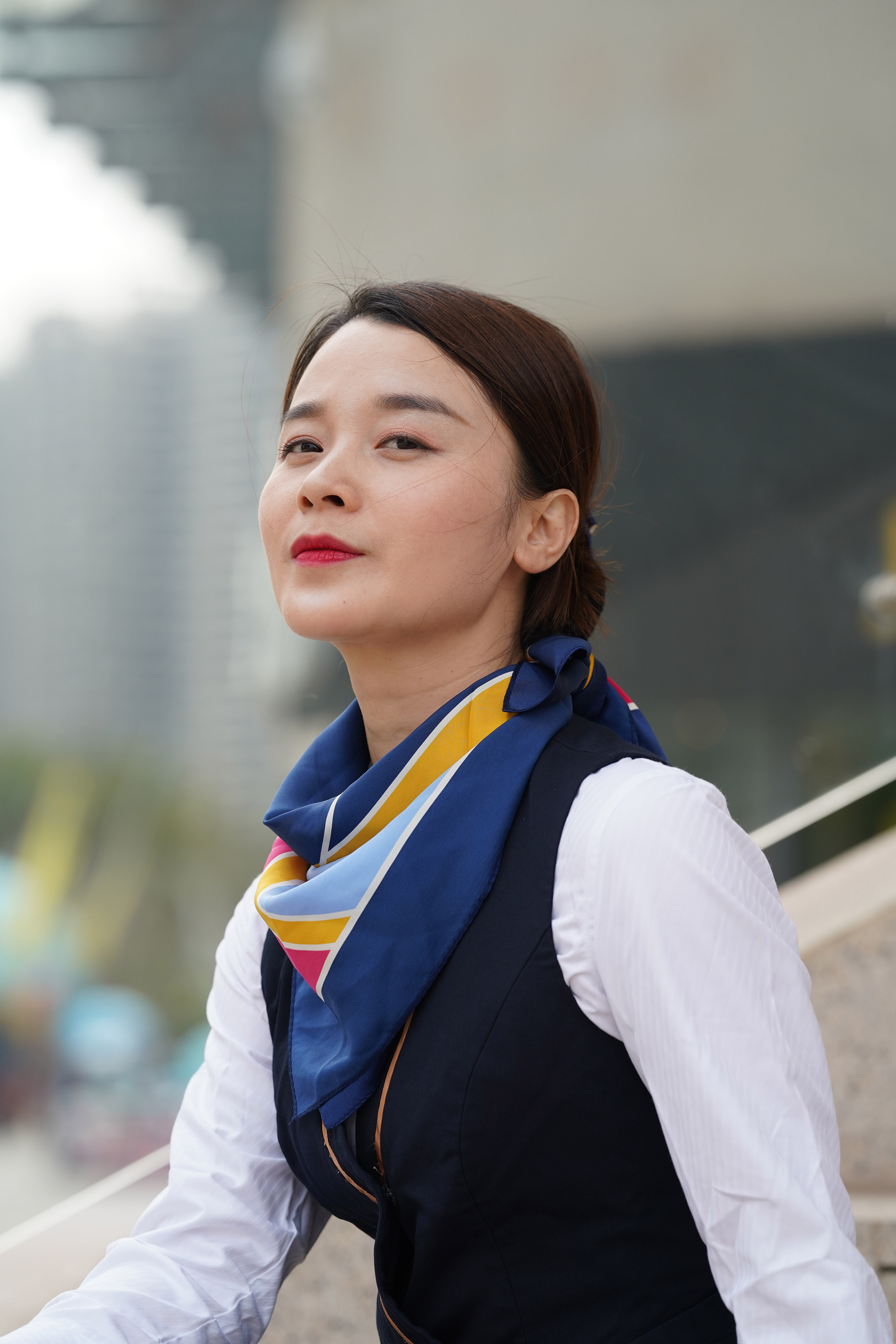 优雅丝巾，点亮职场每一天！🌟