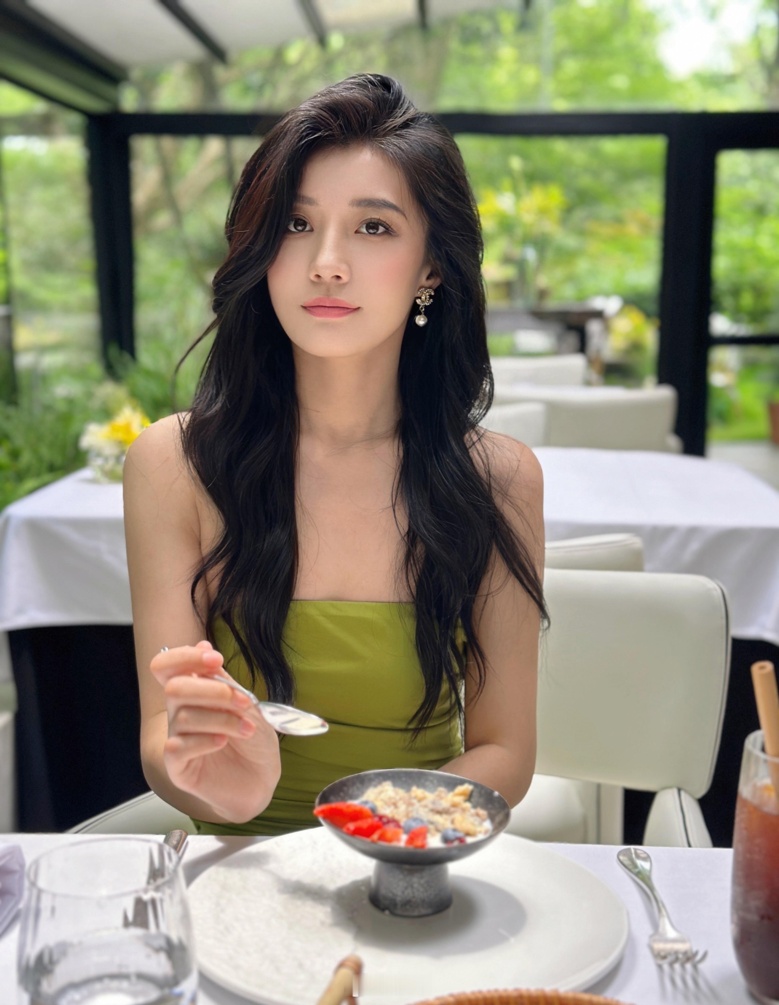 淡绿色长裙与美女浑然一体 ​​​