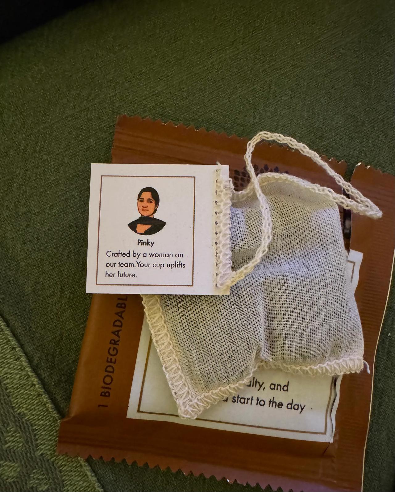 Meta办公室供应的茶包，棉线袋和线绳让人很服，每袋茶内有一印度女子图，写着你喝