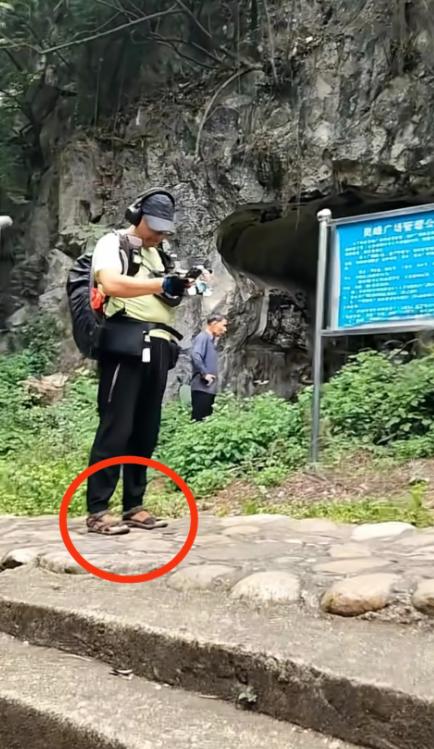 看到一个广西河池的博主说爬山的时候看到一个形迹可疑的人，这个人说是从桂林徒步过来