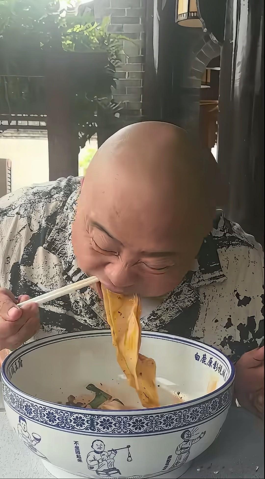 西安油泼片，面如裤带，碗比头大[赞][赞][赞]
看着都香，有空必须得去尝尝！