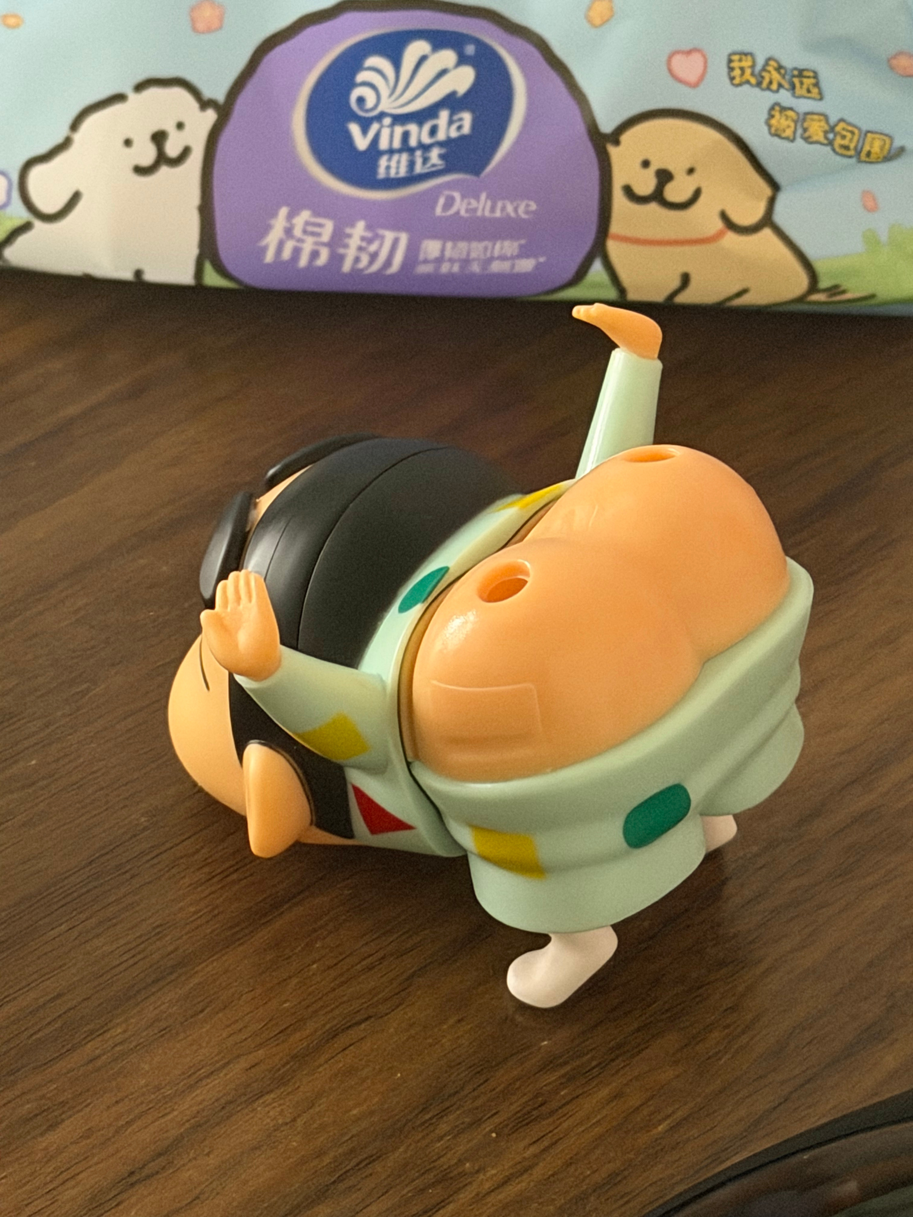 前几天在泰国便利店看到这个蜡笔小新的青草膏！它是要在屁股那边闻的，感觉好猎奇哦，