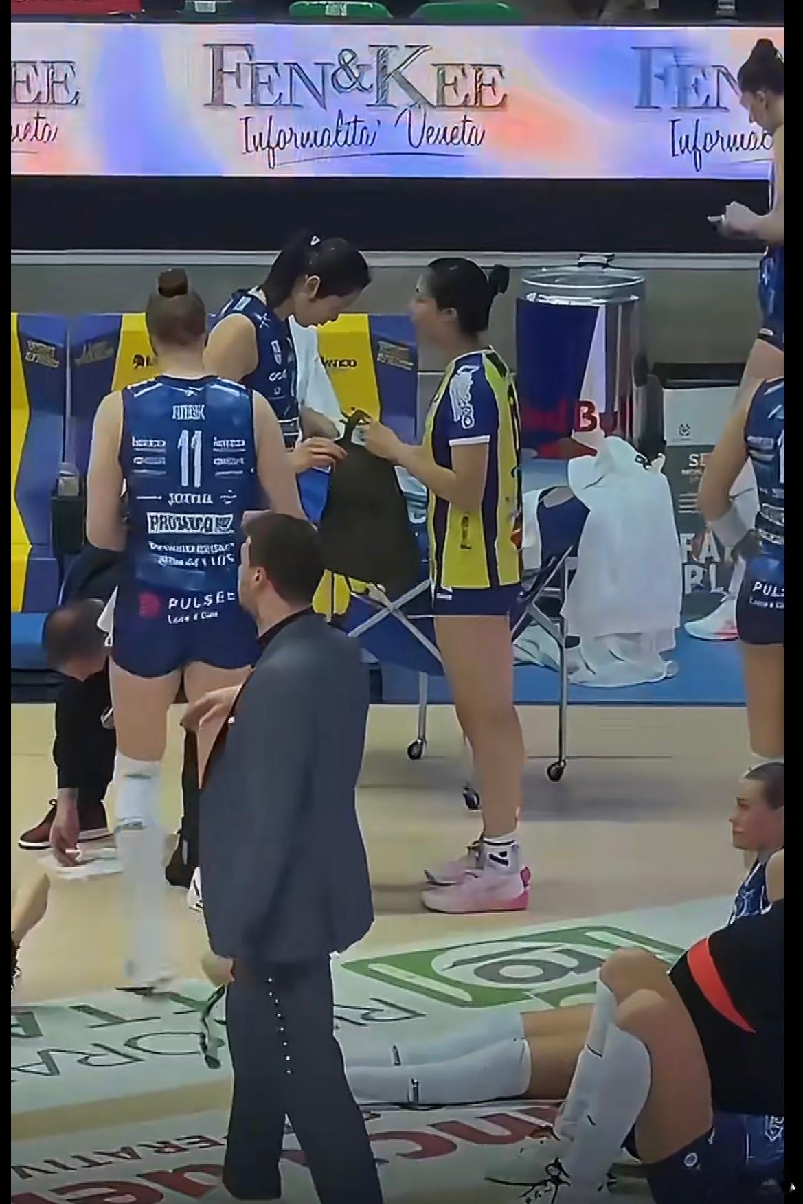 【意甲赛场温馨时刻—-阿庄给朱婷带了礼物】难得的意甲赛场中国德比庄宇珊和朱婷的互