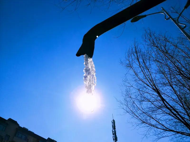 今年冬天的不同 今年冬天真是不同以往！全国大范围异常偏暖，1月平均气温较常年偏高