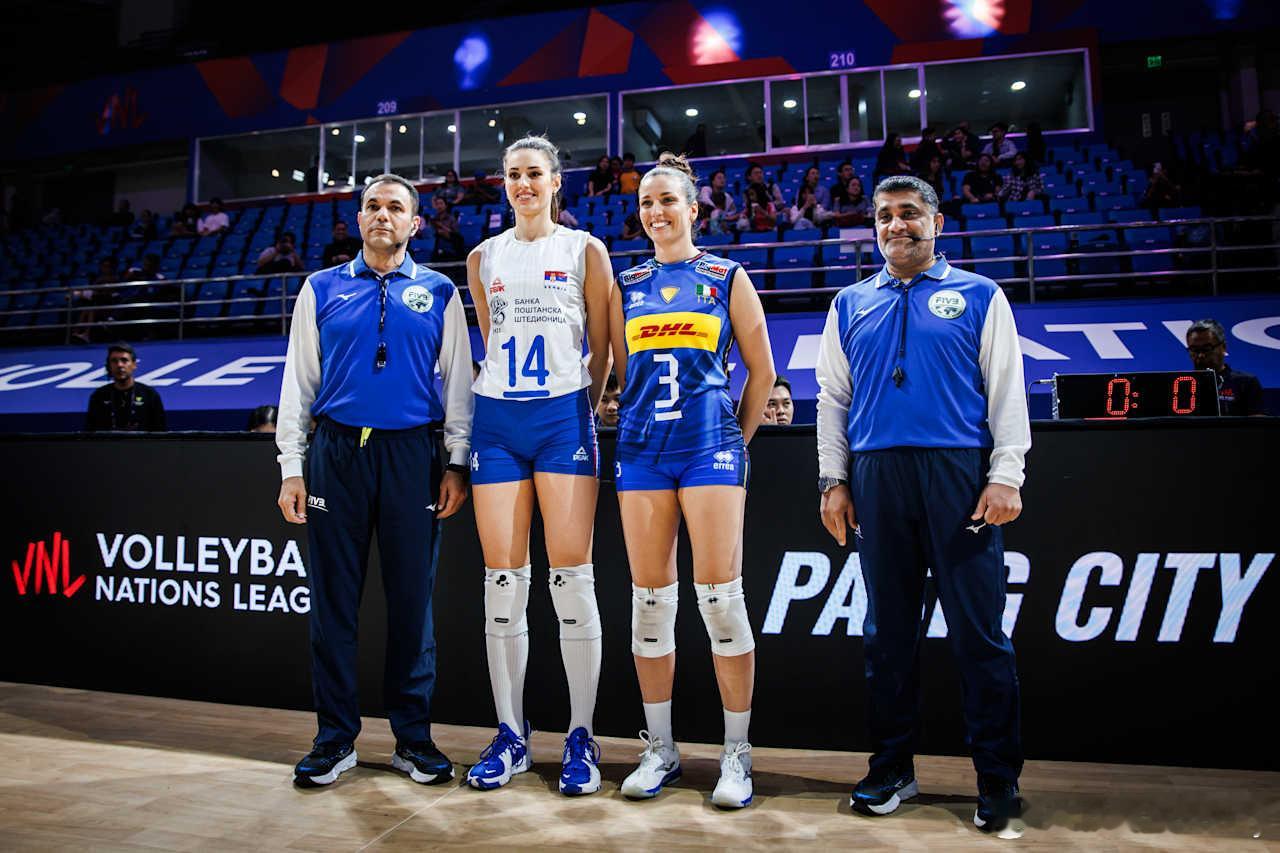 22-12，意大利确实很强，第一局把塞尔维亚扫得飞起。2026世界女排联赛意大利