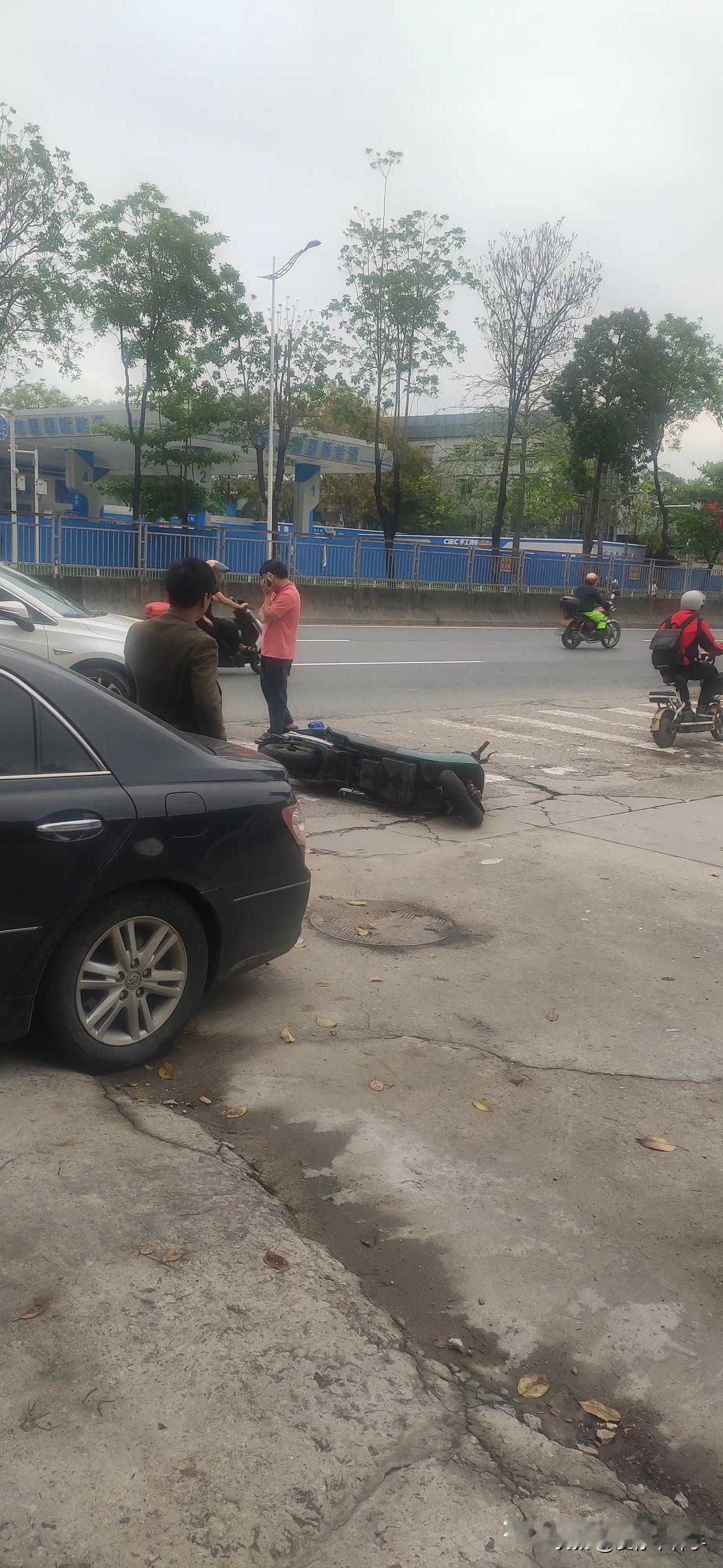 人生苦短，世事无常，大肠包小肠。
     今天早上出门丢垃圾，看到路口竟然发生