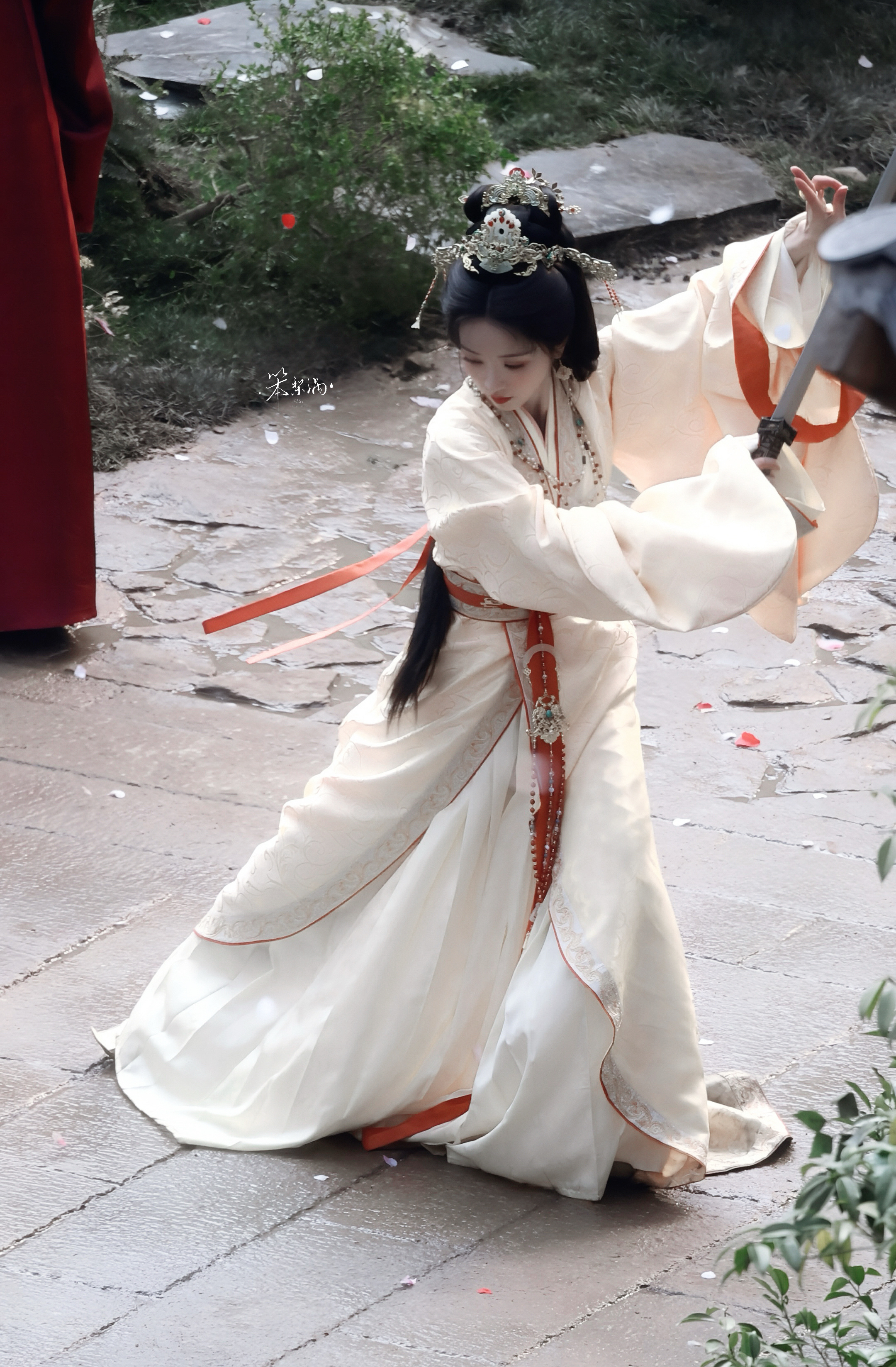 玉袍长剑堪风流 