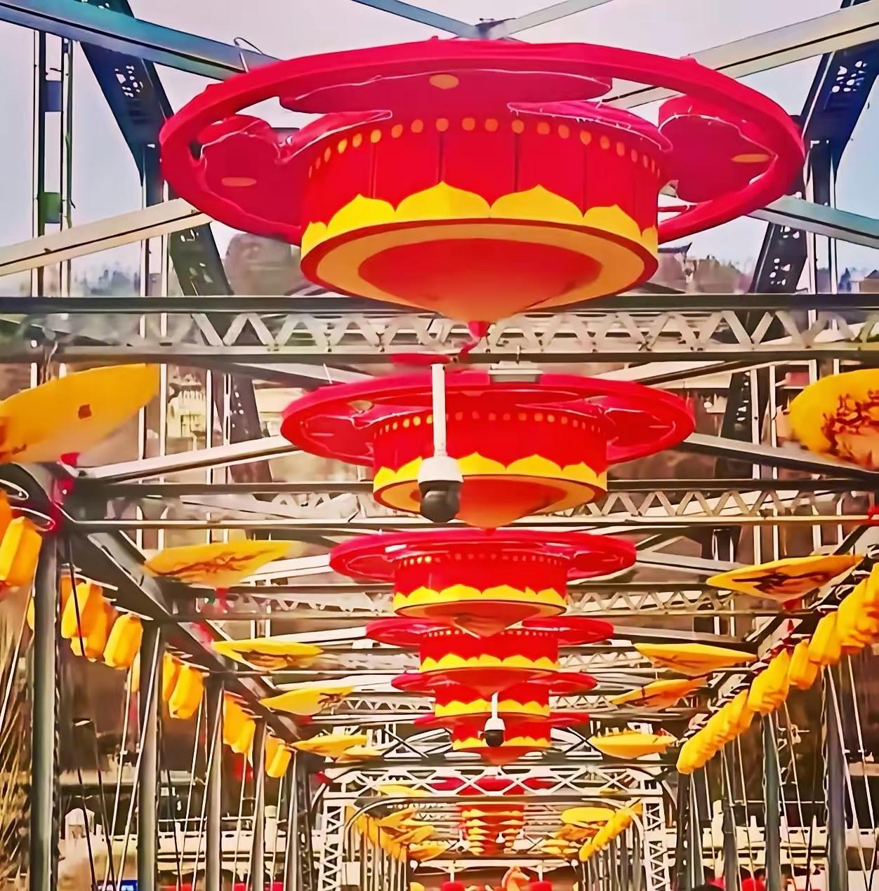 兰州中山桥的黄灯笼挂的快，摘得也快！
6号挂上，7号就摘掉。
原因很简单，就是因