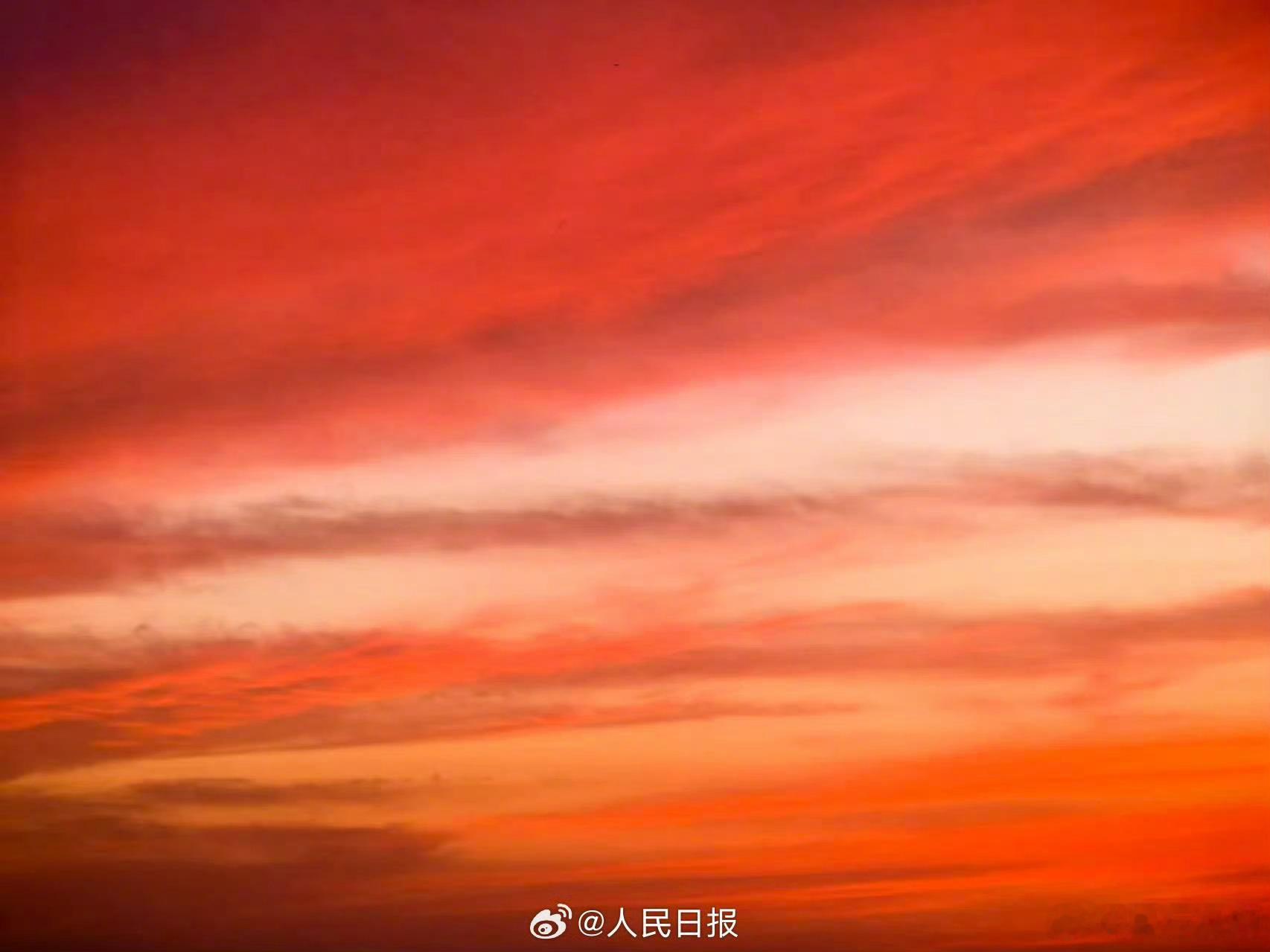 【5月最后1天晚霞给到一个夯】5月最后一天，送你一组热烈的晚霞↓↓愿你带着这份光
