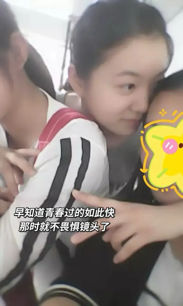 这张照片是小学刚毕业的暑假 和小学里最要好的几个朋友一起出去玩拍下的 ...