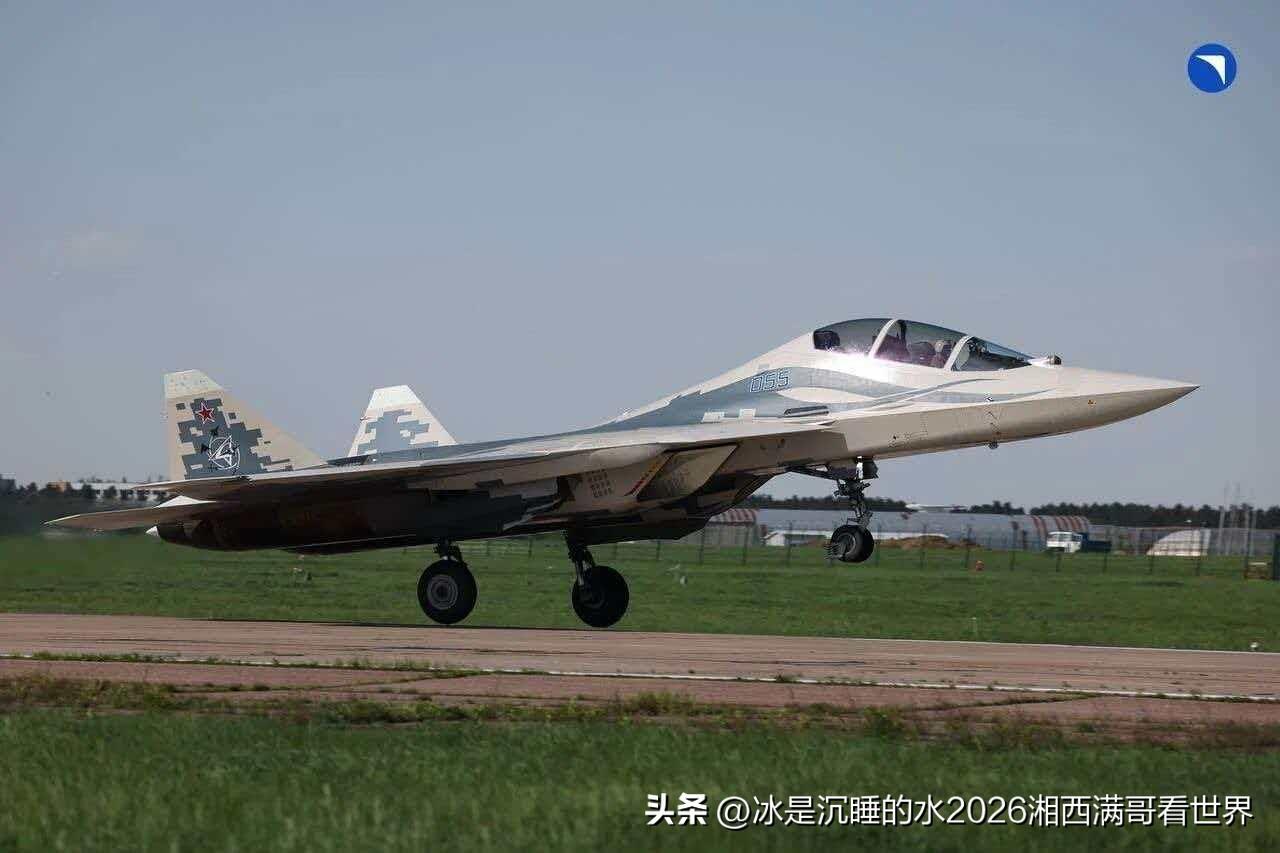 转发分享一组俄罗斯空天军最新的苏-57双座型战斗机试飞成功的精彩瞬间靓图。这是世