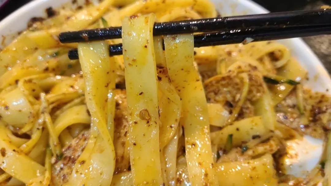 寻味金城兰州烟火美食图鉴炎炎夏日，来上一份清爽开胃的酿皮子，是兰州人的消暑秘方。