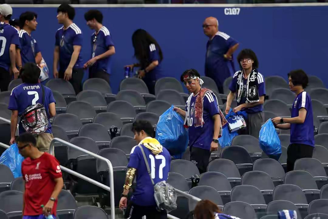 世界杯现场的牛鬼蛇神，再次证实了日本是个知小节而失大义的国家。
日本球迷在世界杯