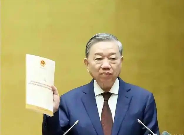 越南这个动作很不寻常！越南这是要继续摸着中国的路过河？
 
4月14日，越南最高