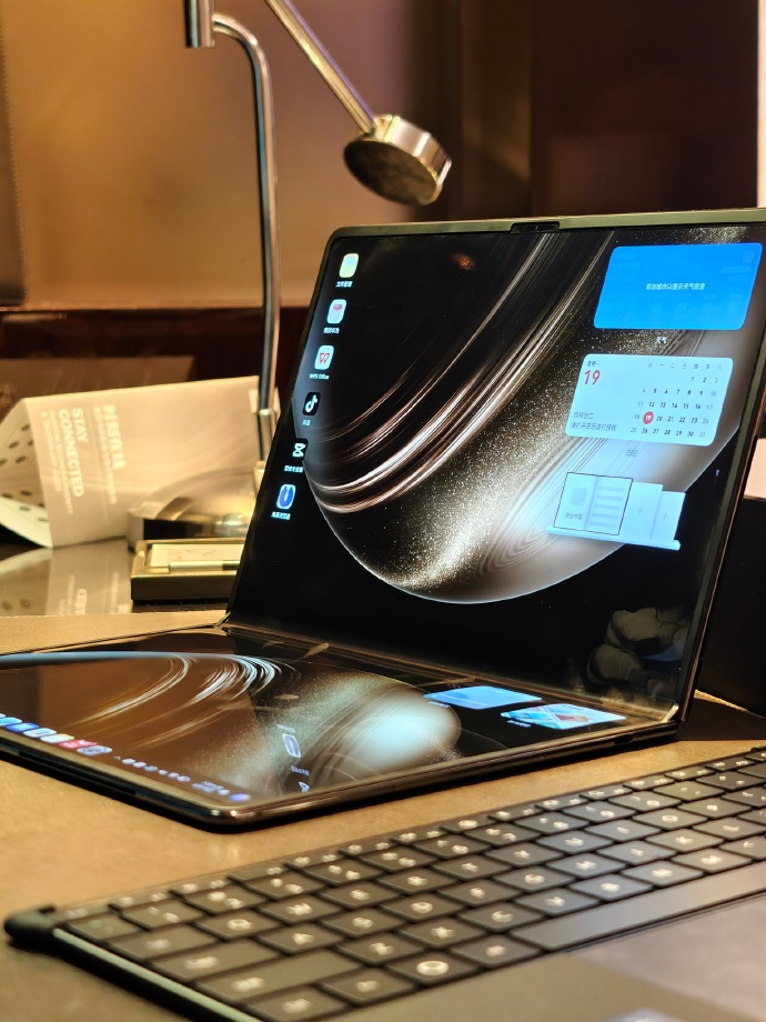 华为做这个MateBook Fold折叠屏电脑，其实更多是还是在炫技，毕竟两万多
