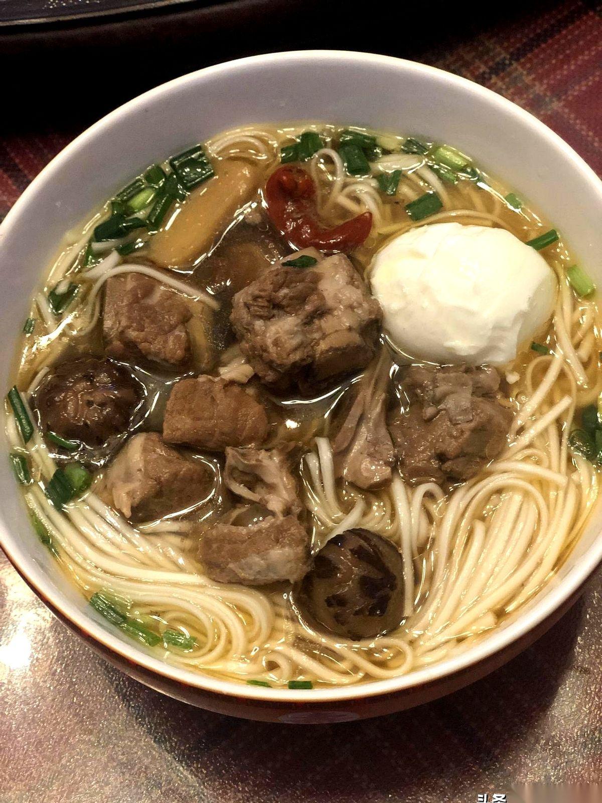 晚上七点，一家人刚坐下吃饭，电视开着。
屏幕上，是马斯克那张脸，硕大的标题写着：