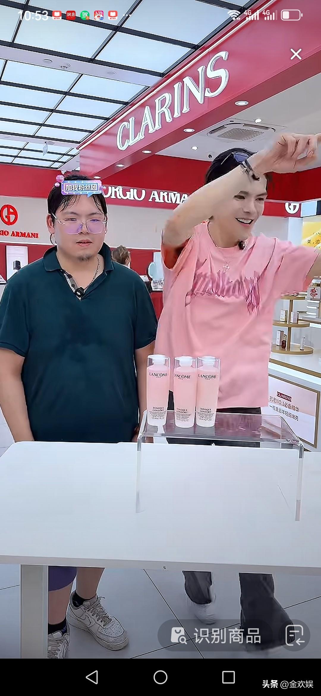 向佐带弟弟向佑直播带货啦！
6月23日晚，向佑现身向佐的直播间，俩兄弟一起卖护肤