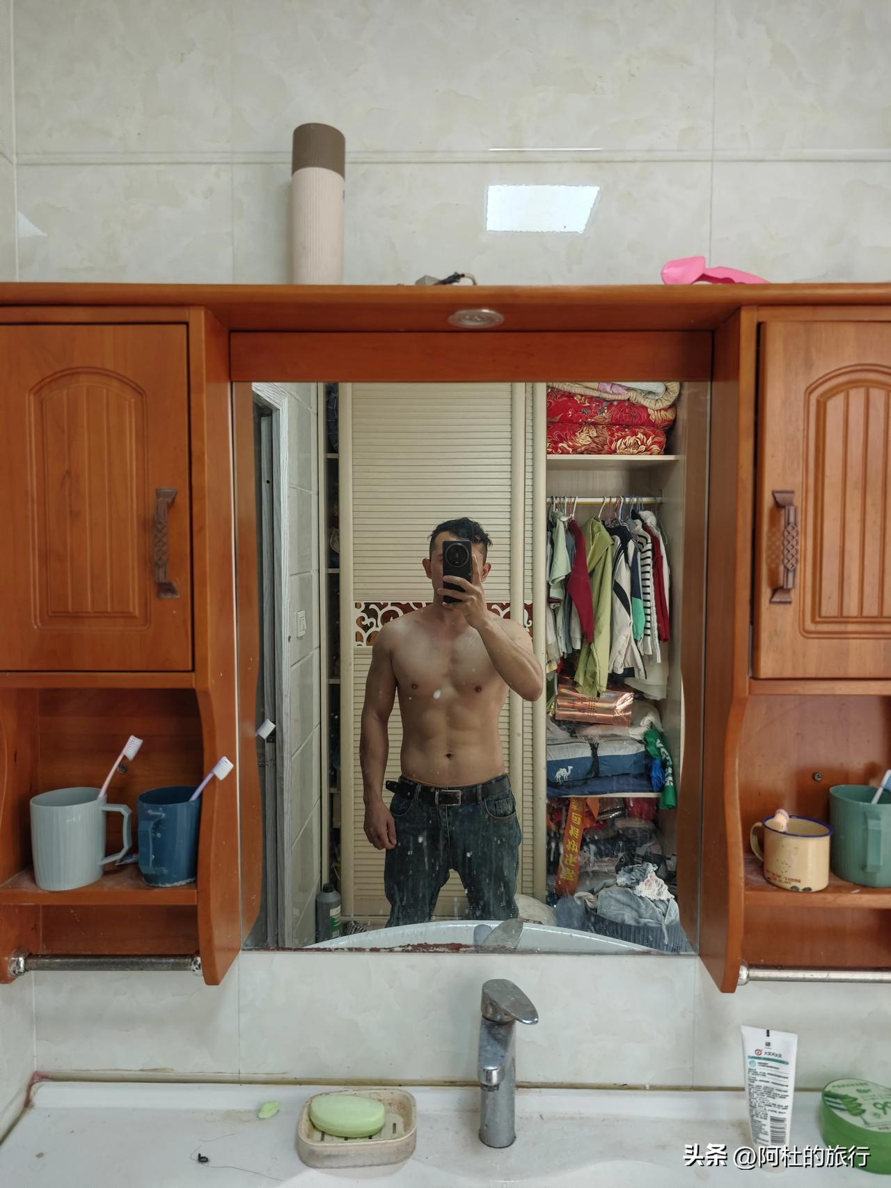 不出去拍摄的时候，就在家看看闲书活动活动，没有目标就一步一步向前走！