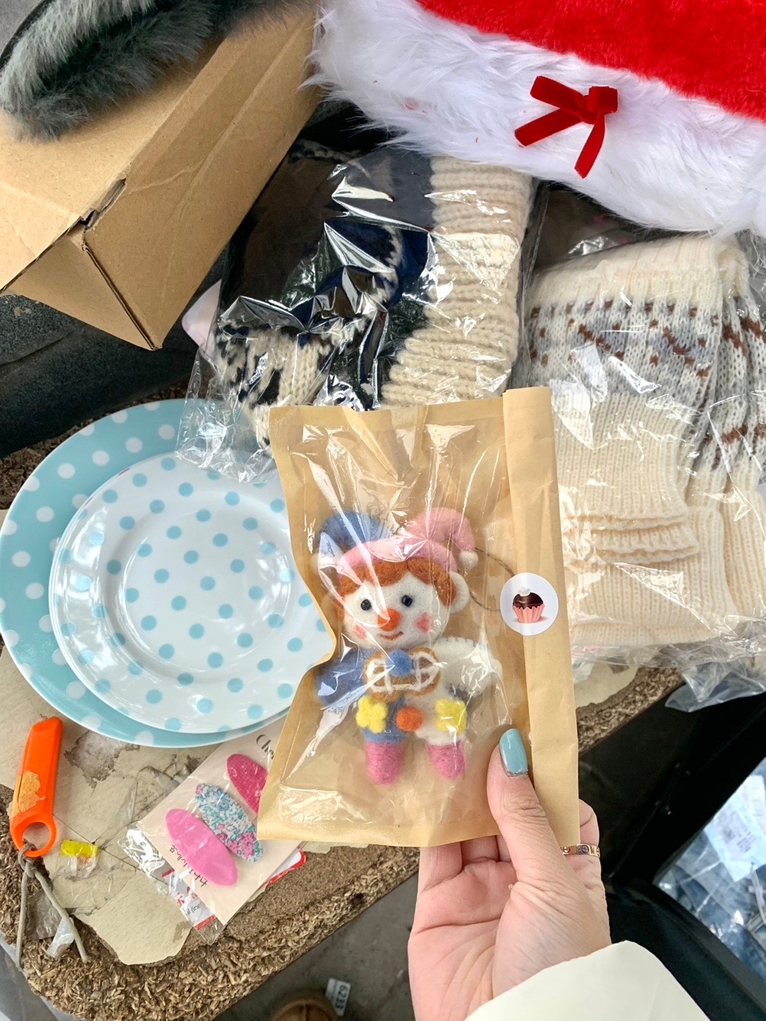 拆快递就很开心！买了喜欢的小餐具， 还好我男朋友今天帮我一起来学校取快递，我不然