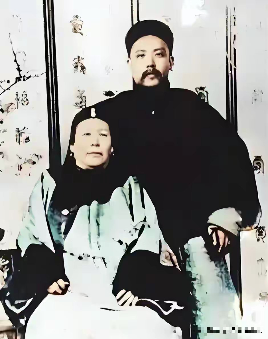 袁世凯五姨太的罕见留影，头发稀疏青春不再，被称为袁府的王熙凤 