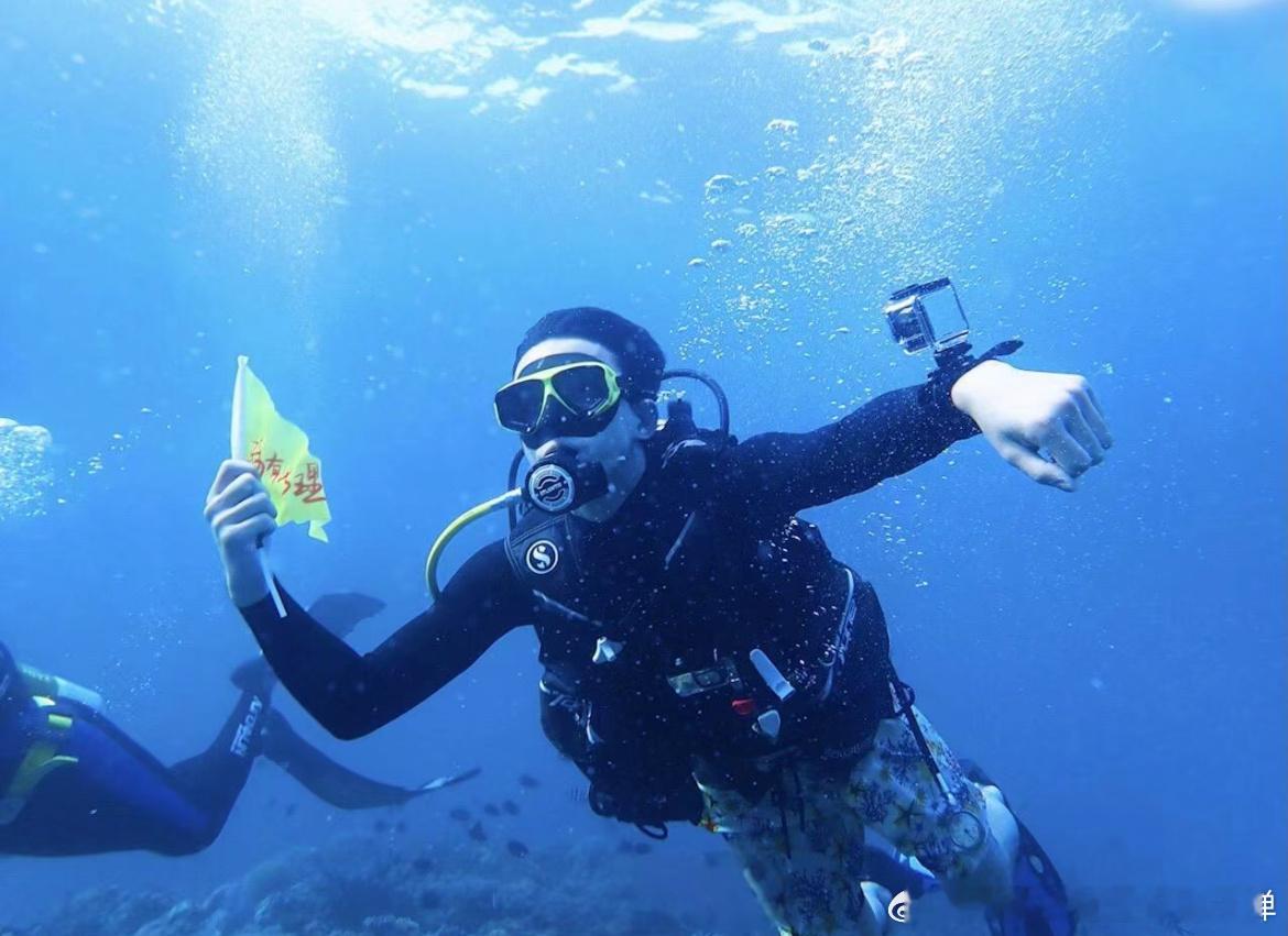 #吴磊潜水随拍#潜水照能不能多发！水下也要一直比耶的小朋友！ ​​​