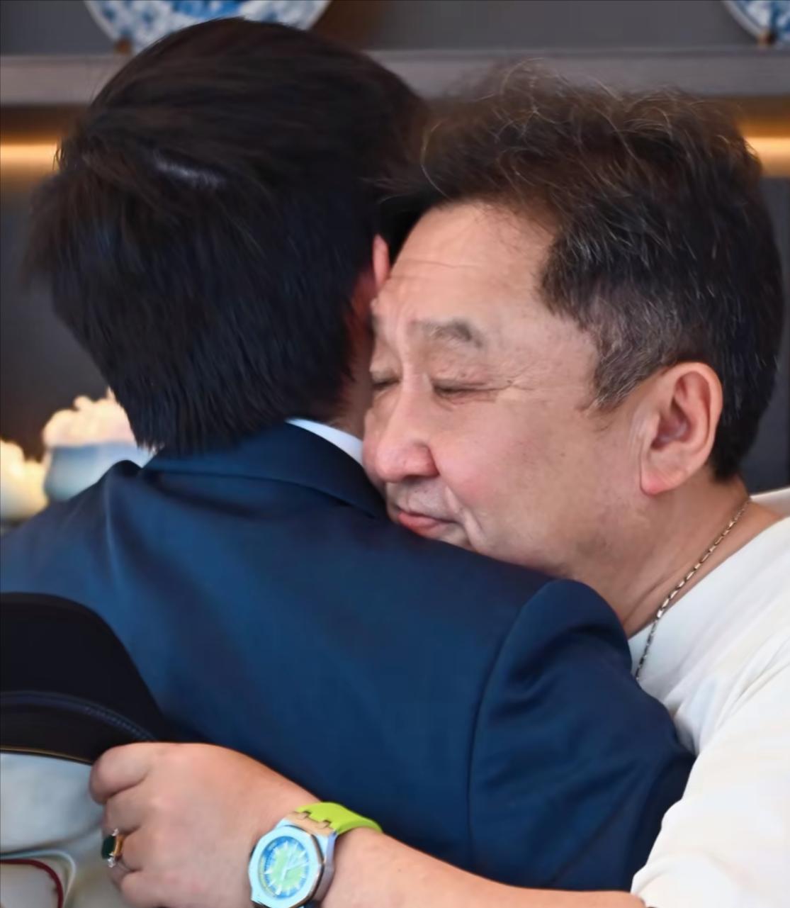 于谦夫妇为儿子办18岁成人礼！身高已超爸爸，曝其手握18个名校录取通知书~

5